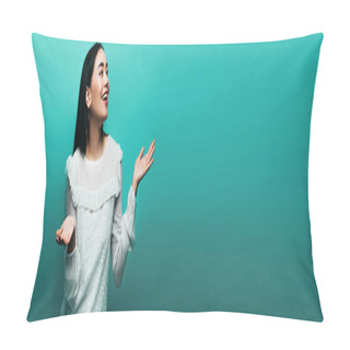 Personality  Happy Brunette Asian Woman Showing Shrug Gesture On Turquoise Background, Panoramic Shot Pillow Covers