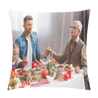 Personality  Father, Granddaughter And Grandfather Holding Hands And Prying In Thanksgiving Day     Pillow Covers