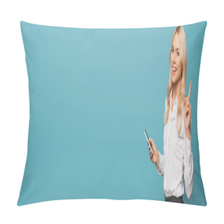 Personality  Panoramic Orientation Of Smiling Businesswoman Showing Idea Gesture And Looking At Camera On Blue Background Pillow Covers