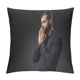 Personality  Side View Of Man Praying Isolated On Black Pillow Covers