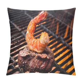 Personality  Jumbo Shrimp And Steak On A Grill Pillow Covers