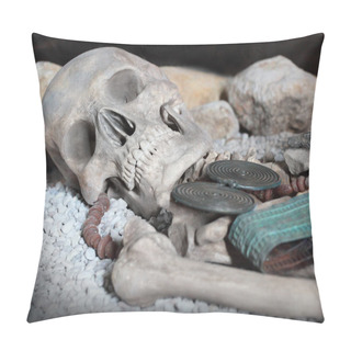 Personality  Dead Celtic Man In Grave Pillow Covers