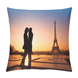 Personality  Couple Kissing On Eiffel Tower Background Pillow Covers