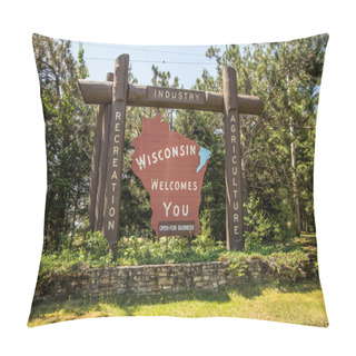 Personality  Florence, Wisconsin, USA - July 6, 2019: State Of Wisconsin Welcome Sign At The Border Of Wisconsin And Michigan. Pillow Covers