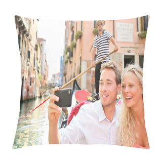Personality  Travel Couple In Venice On Gondole Ride Pillow Covers