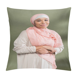 Personality  Happy Multiracial Woman In Pink Hijab And Traditional Abaya Dress Smiling At Camera On Green Background Pillow Covers