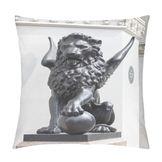 Personality  A Winged Lion Statue At Holborn Viaduct Pillow Covers
