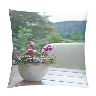 Personality Flower In A Vase On The Table Pillow Covers