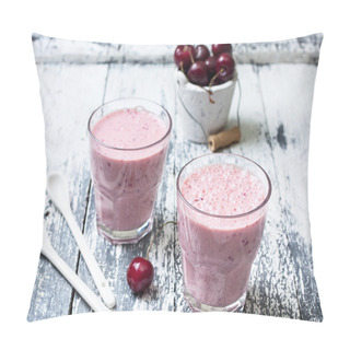 Personality  Smoothie With Cherries On A Wooden Background Pillow Covers