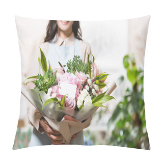 Personality  Smiling Florist Holding Bouquet With Blank Tag On Blurred Background Pillow Covers