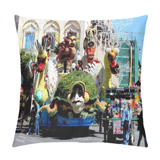 Personality  2017.04.30 Acireale, Sicily, Carnival Of Acireale,evocative Image Of Allegorical Floats And Street Artists Pillow Covers