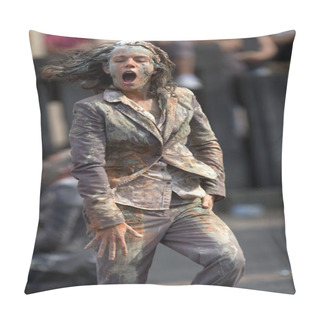 Personality  Dirty Actress Moving In The Street Pillow Covers