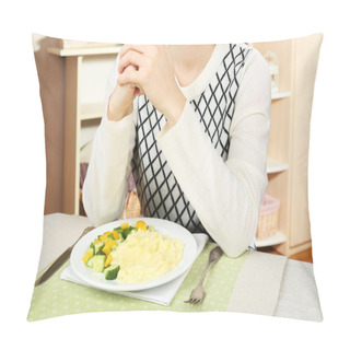 Personality  Woman Praying Before Eating Pillow Covers