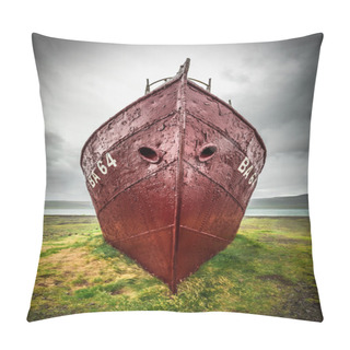 Personality  Shipwreck On The Shore In Iceland Pillow Covers