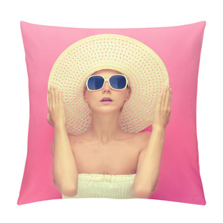 Personality  Portrait Of A Girl In A Hat On A Pink Background Pillow Covers