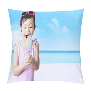 Personality Child Enjoy Ice Cream At Seaside Pillow Covers