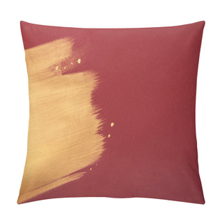 Personality  Artistic Burgundy Wallpaper With Golden Brushstroke And Copy Space Pillow Covers