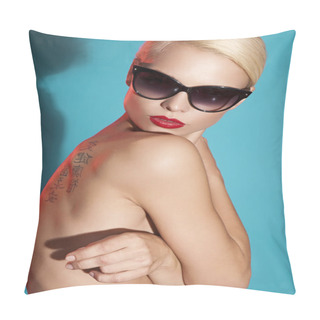 Personality  Beautiful Girl With Glasses Pillow Covers