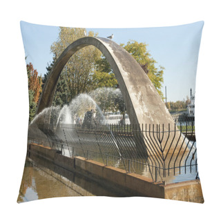 Personality  Confederation Arch Fountain Pillow Covers