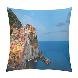 Personality  Manarola, Cinque Terre (Italian Riviera, Liguria) High Definition Panorama At Twilight Pillow Covers