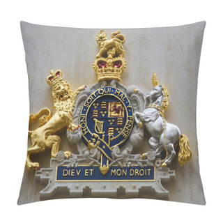 Personality  Bruges, Belgium - August 18, 2018: Royal Shield Of The Monarch Of The United Kingdom, With The Motto Dieu Et Mon Droit, Meaning God And My Right Pillow Covers