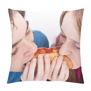 Personality  Young Couple Eating The Same Hot Dog Pillow Covers