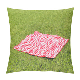 Personality  Checkered Picnic Tablecloth On Fresh Green Grass Outdoors Pillow Covers