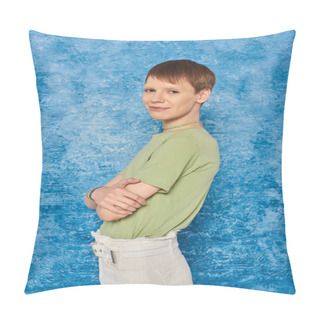 Personality  Smiling Queer Person In Casual Clothes Crossing Arms And Smiling At Camera While Celebrating Pride Month And Standing On Mottled Blue Background Pillow Covers