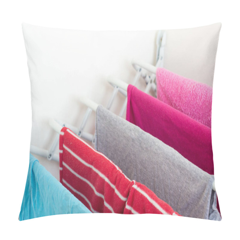 Personality  Wall Mounted Telescoping Laundry Storage Pillow Covers