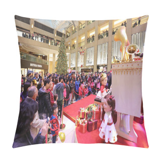 Personality  The Central Of Big Shopping Mall Xmas Event Pillow Covers