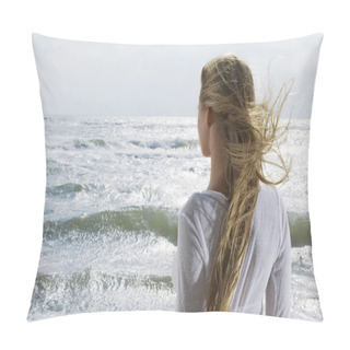 Personality  Woman Looking At Ocean Pillow Covers