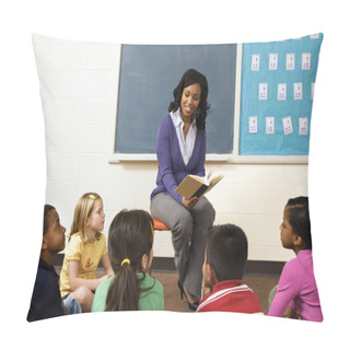 Personality  Teacher Reading To Students Pillow Covers