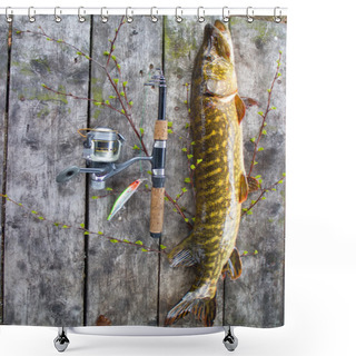 Personality  Pike Super Catch On Spinning Shower Curtains