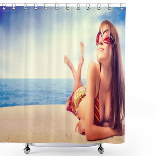 Personality  Sunbathe Shower Curtains