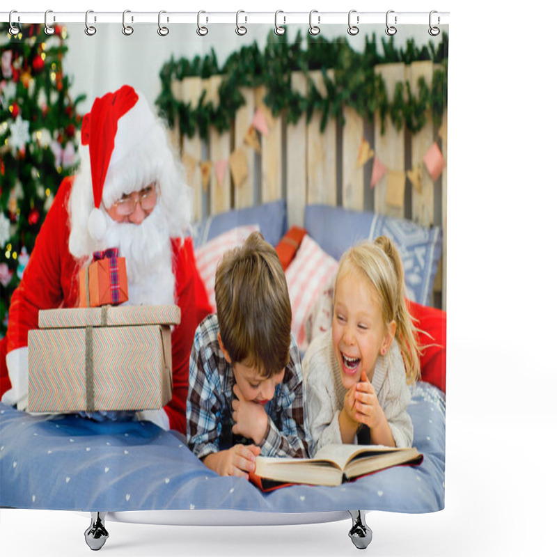 Personality  Santa Claus Quietly Came To The Children Who Are Reading Shower Curtains