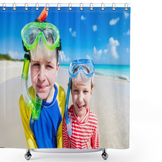 Personality  Little Kids In Rash Guards For Sun Protection With Snorkeling Equipment On Tropical Beach During Summer Vacation Shower Curtains