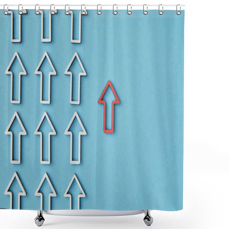 Personality  top view of vertical rows with white pointers near red arrow on blue background shower curtains