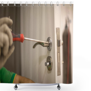 Personality  Workers Installing Locks Shower Curtains