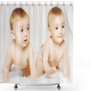 Personality  Two Charming Twins Babies Crawling On The Bed Shower Curtains