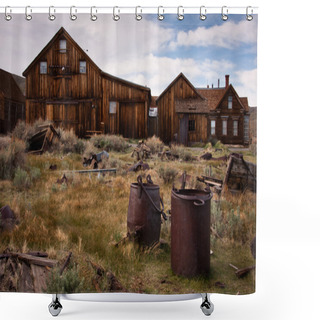 Personality  Bodie Shower Curtains