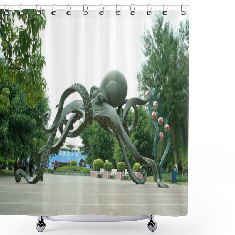 Personality  Giant Octopus Sculpture Shower Curtains