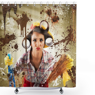 Personality  Housewife Cleaning A Dirty Glass Shower Curtains