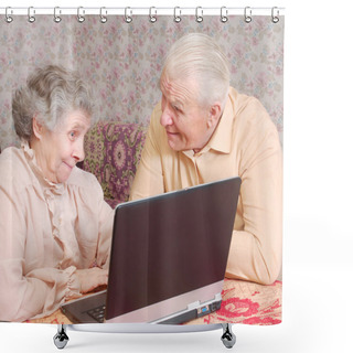 Personality  Couple Sit Ar The Laptop And Discuss Shower Curtains
