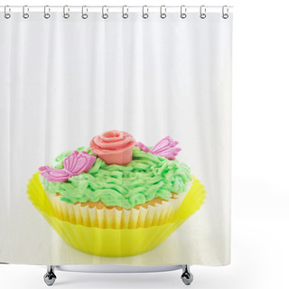 Personality  Vanilla Cupcake With Rose Decorations Shower Curtains