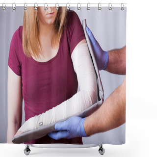 Personality  Paramedical Using Backboard Shower Curtains