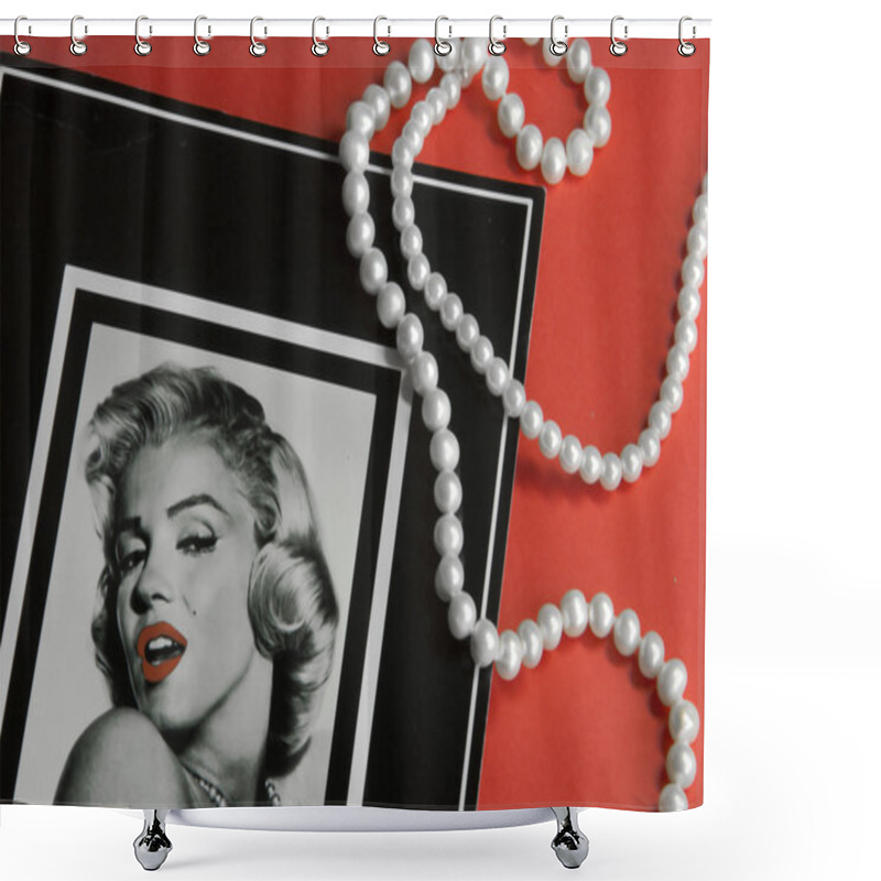 Personality  Card with marilyn monroe portret shower curtains