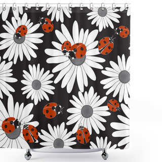 Personality  Seamless Pattern With  Chamomiles And Ladybirds. Shower Curtains