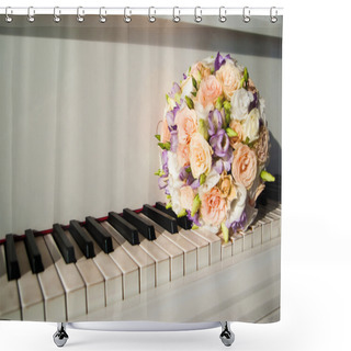 Personality  Bride's Bouquet Shower Curtains