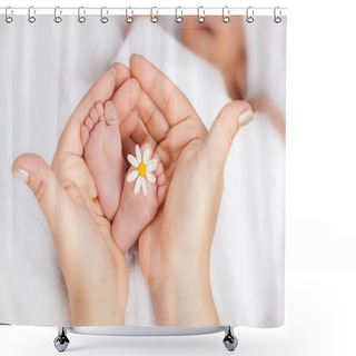 Personality  Lovely Infant Foot With Little White Daisy Shower Curtains