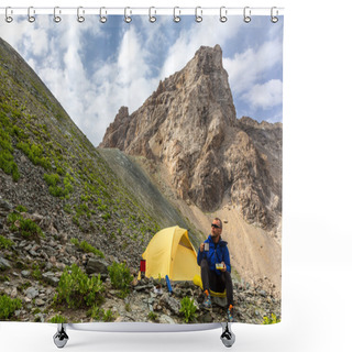 Personality  Traveling Man Eating Meal Shower Curtains